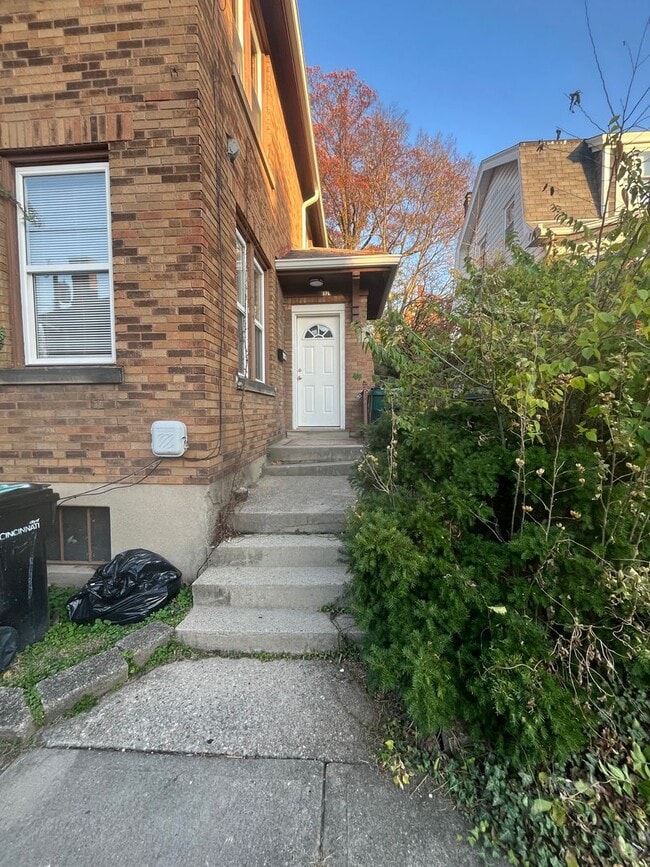 978 Oakland Ave in Cincinnati, OH - Building Photo - Building Photo
