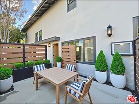 901 S Barrington Ave in Los Angeles, CA - Building Photo