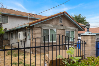 861-869 N Mitchell Ave in Turlock, CA - Building Photo - Building Photo