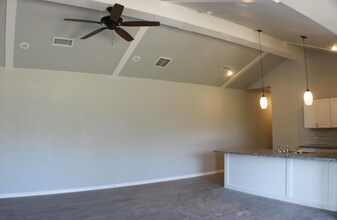 617 N Elkhart Ave in Lubbock, TX - Foto de edificio - Building Photo