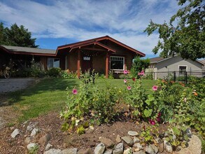 2250 Howe St in Entiat, WA - Building Photo - Building Photo