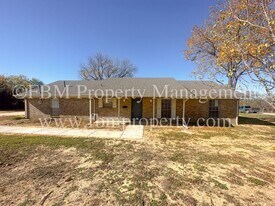 801 S Wood St in Ferris, TX - Building Photo