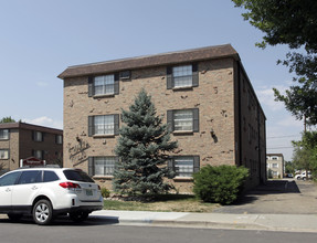 Knollwood and Tanglewood Apartments in Englewood, CO - Building Photo - Building Photo