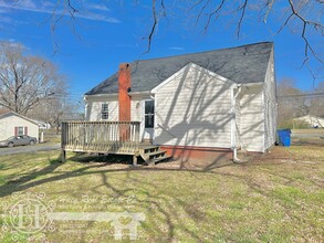 301 E Gilbreath St in Graham, NC - Building Photo - Building Photo