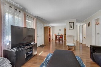 102A White Oak Dr in Durham, NC - Building Photo - Building Photo