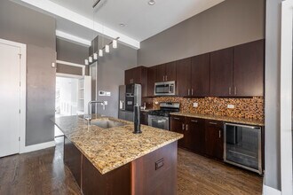 1008 W Lake St in Chicago, IL - Building Photo - Building Photo