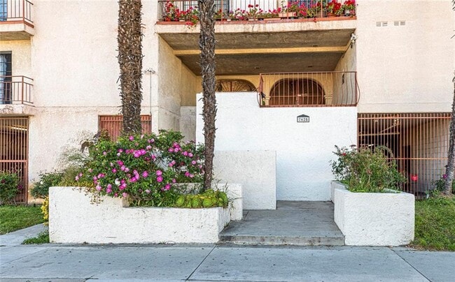 7625 Reseda Blvd in Reseda, CA - Building Photo - Building Photo