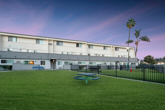 Rosebeach in La Mirada, CA - Foto de edificio - Building Photo