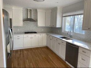 8 Maryanne Ave in Port Jefferson Station, NY - Foto de edificio - Building Photo