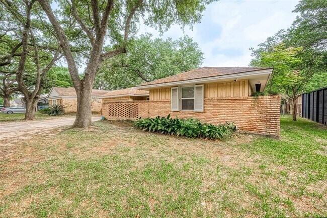 5238 Beechnut St in Houston, TX - Building Photo - Building Photo