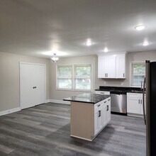 712 Lake Dr in Kernersville, NC - Building Photo - Building Photo