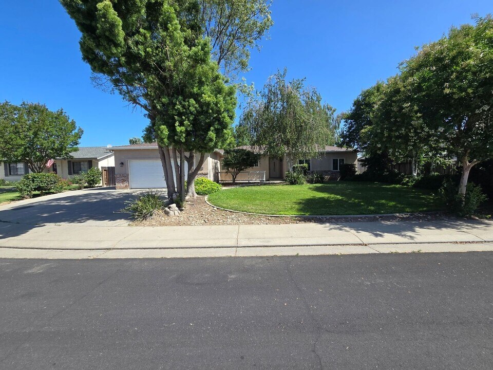 484 Cabernet Ct in Escalon, CA - Building Photo