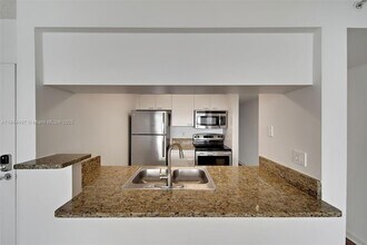 1756 N Bayshore Dr, Unit 34A in Miami, FL - Building Photo - Building Photo