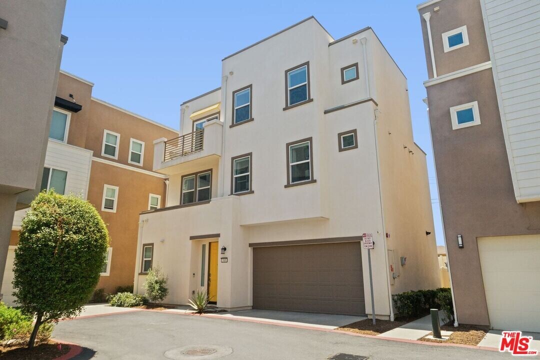 549 Daniel Freeman Cir in Inglewood, CA - Building Photo
