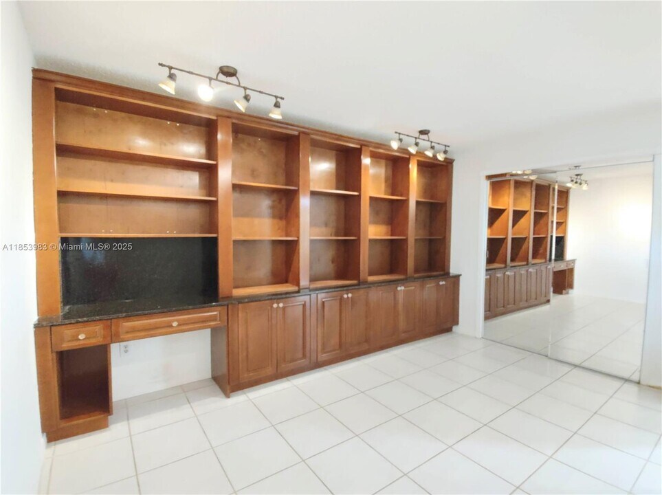 6934 Holly Rd in Miami Lakes, FL - Building Photo