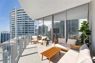300 Biscayne Blvd Way in Miami, FL - Building Photo - Building Photo
