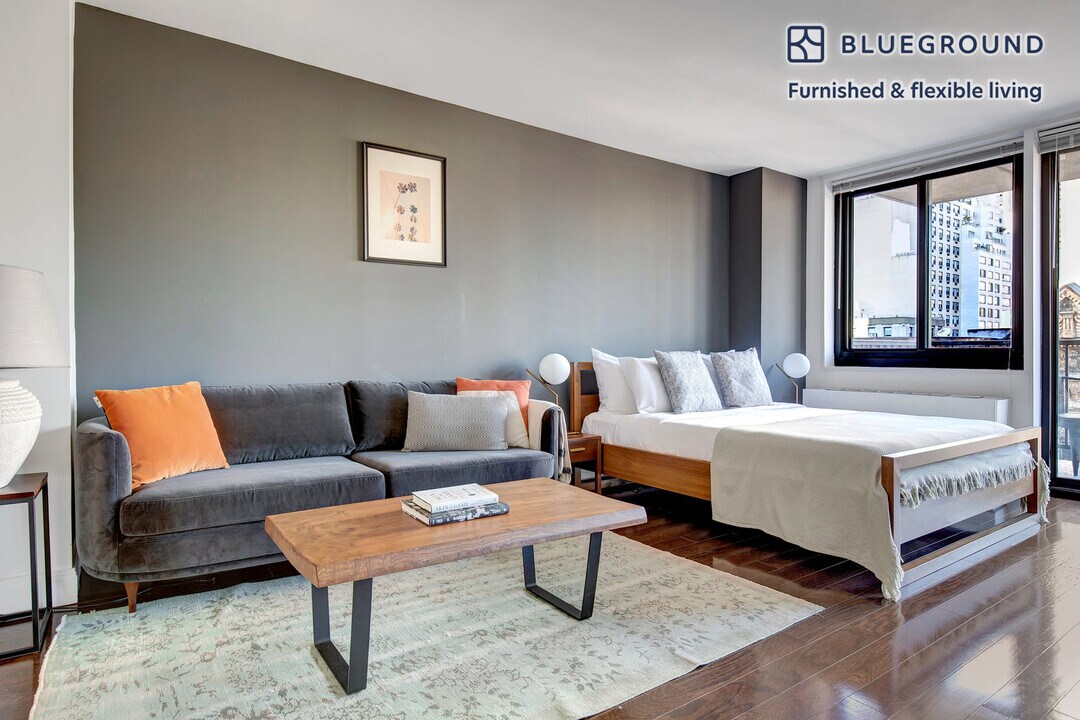 200 E 82nd St in New York, NY - Building Photo