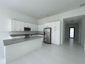 19447 SW 124th Ct in Miami, FL - Foto de edificio - Building Photo
