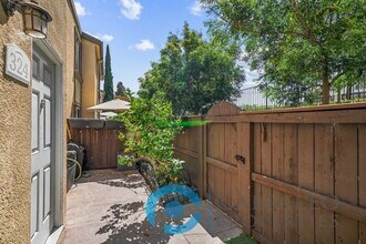 5402 Balboa Arms Dr in San Diego, CA - Building Photo - Building Photo