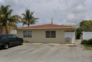721-725 NE 23rd Dr in Wilton Manors, FL - Building Photo - Building Photo