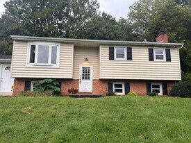 60 N Conestoga Dr in Lancaster, PA - Building Photo