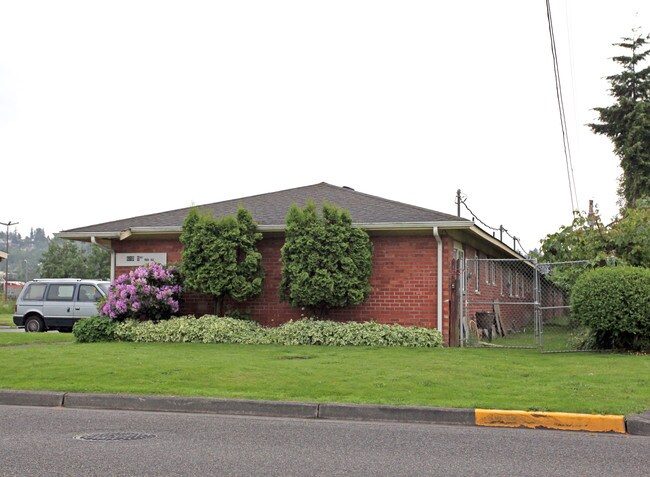 Fairview Apartments in Puyallup, WA - Building Photo - Building Photo