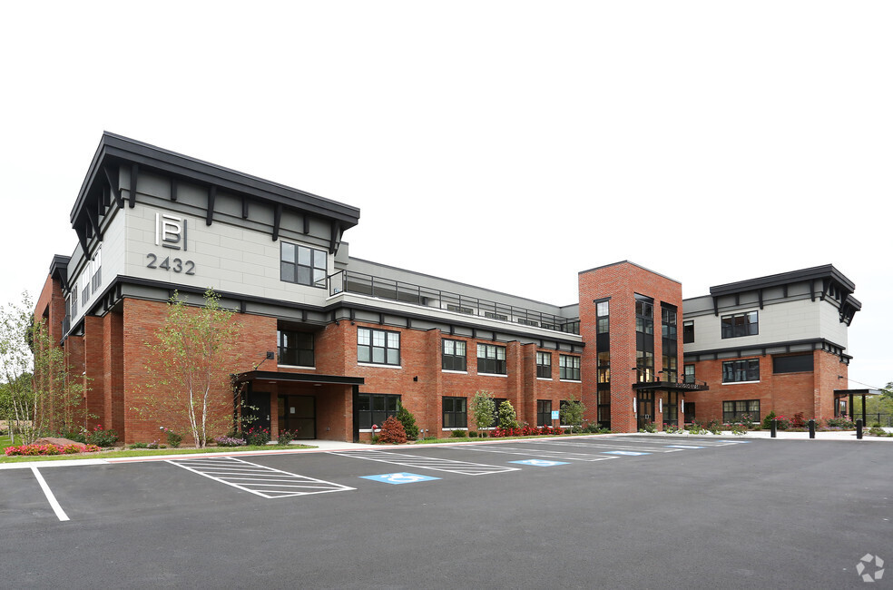 Bishops Place in West Hartford, CT - Building Photo