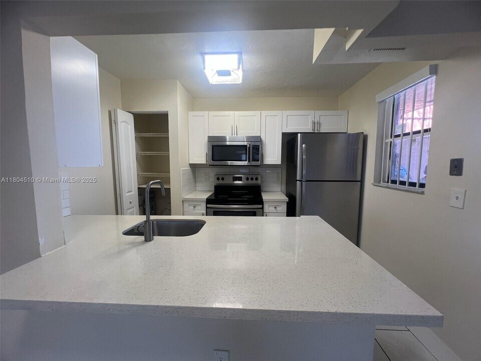 6560 W 27th Ct, Unit 2157 in Hialeah, FL - Foto de edificio