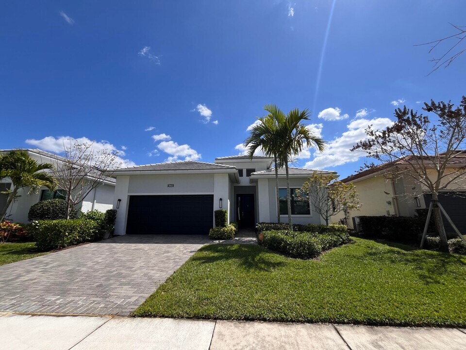 5663 St Armands Way in Westlake, FL - Building Photo