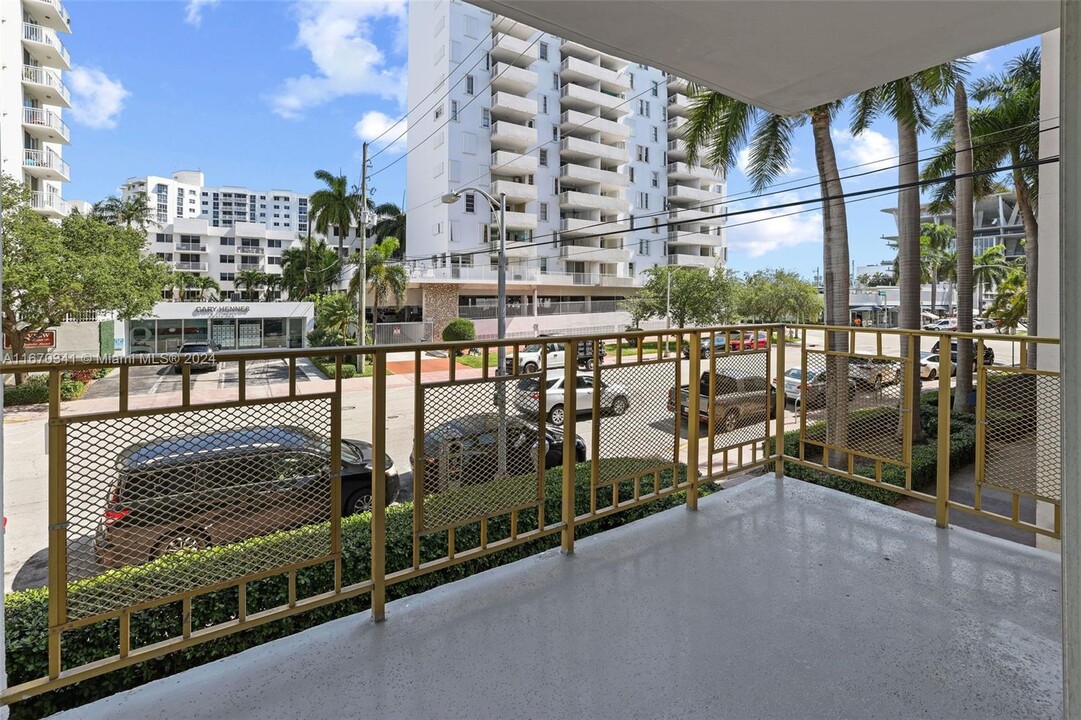 1340 Lincoln Rd, Unit 208 in Miami Beach, FL - Building Photo