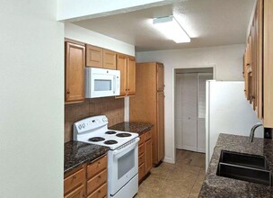 5412 Lindley Ave, Unit 103 in Encino, CA - Building Photo - Building Photo
