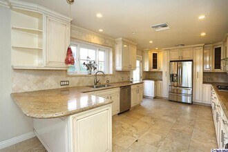 430 N Bel Aire Dr in Burbank, CA - Building Photo - Building Photo