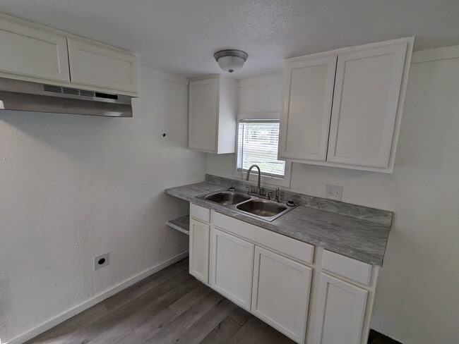 300 Royal Way in Tool, TX - Building Photo - Building Photo