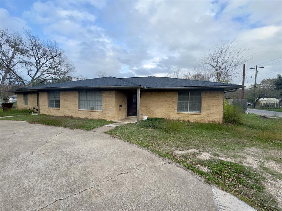 820 S Blanco St in Lockhart, TX - Building Photo