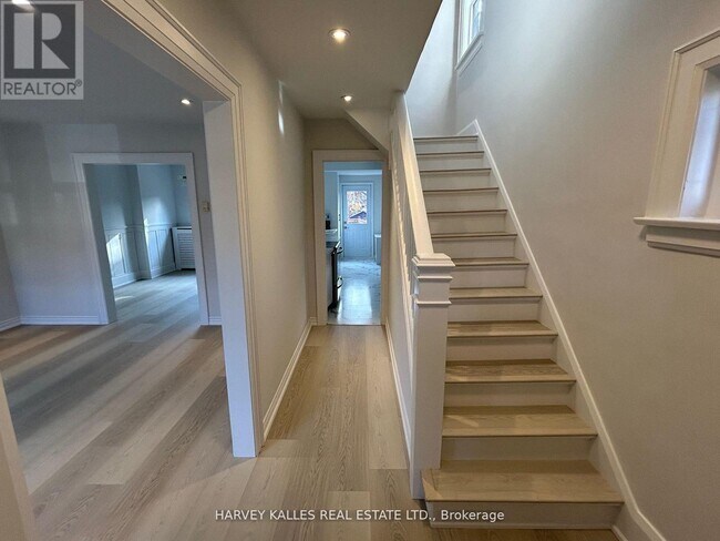 207 Old Orchard Grove in Toronto, ON - Building Photo - Building Photo