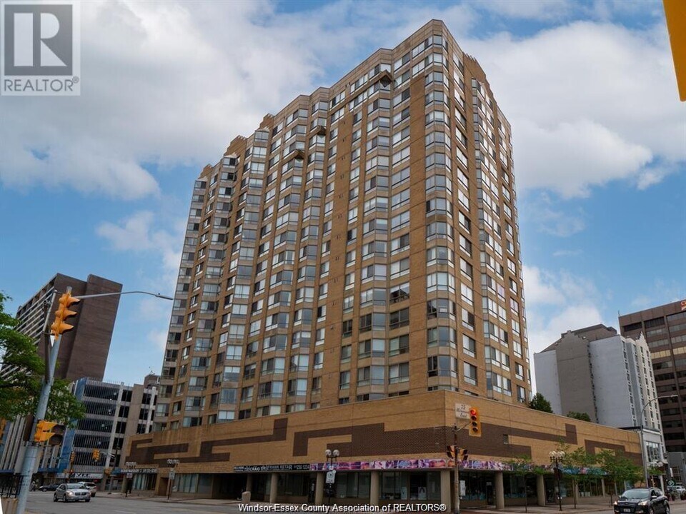 75 Riverside Dr E in Windsor, ON - Building Photo