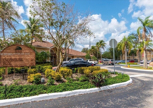 251 Palm Cir W, Unit 302 in Pembroke Pines, FL - Building Photo - Building Photo