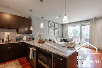 614 N Ogden Ave in Chicago, IL - Building Photo - Building Photo