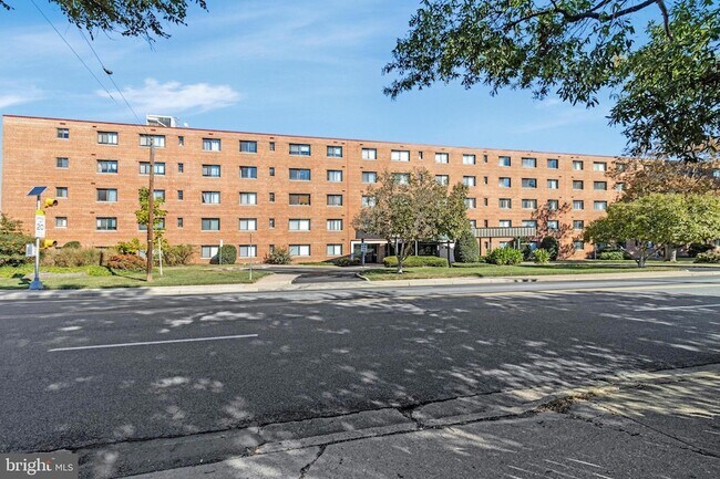3515 Washington Blvd, Unit 414 in Arlington, VA - Building Photo - Building Photo