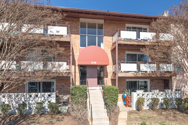 Park Terrace Condominium in Vienna, VA - Foto de edificio - Building Photo