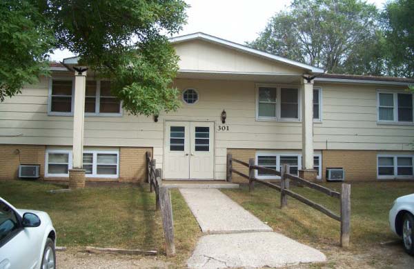 Larson Apartments in Graettinger, IA - Foto de edificio