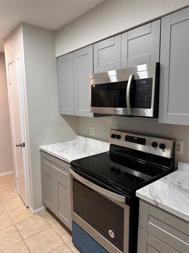 5665 Birchmont Dr in Houston, TX - Building Photo - Building Photo