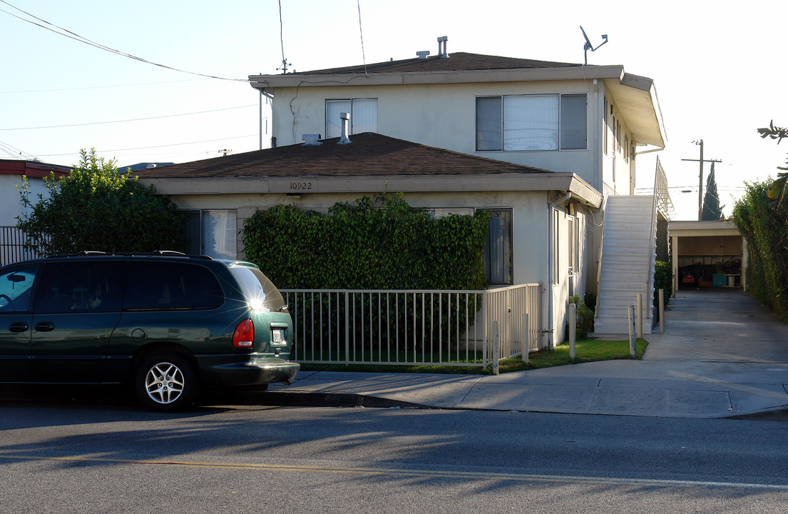 10922 S Inglewood Ave in Inglewood, CA - Building Photo