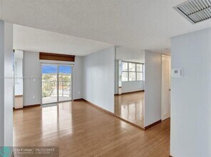 11930 N Bayshore Dr in North Miami, FL - Building Photo - Building Photo