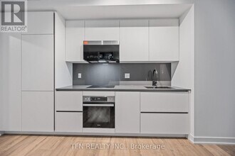 327-327 King St W in Toronto, ON - Building Photo - Building Photo