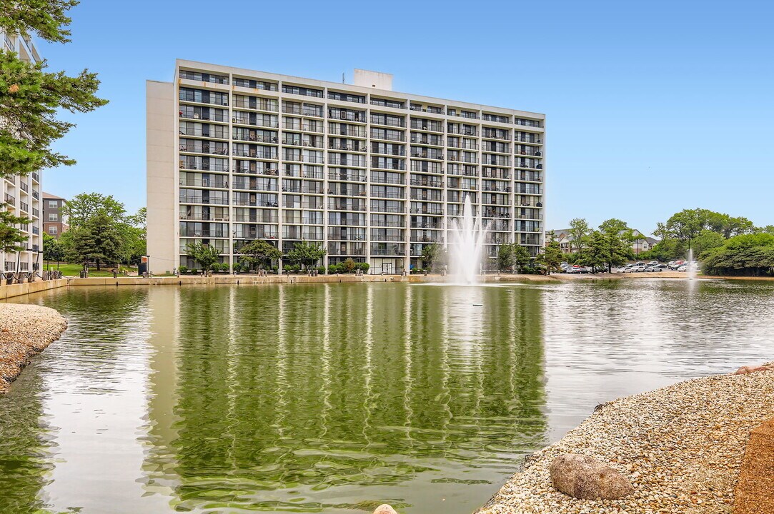2015 S Finley Rd in Lombard, IL - Foto de edificio