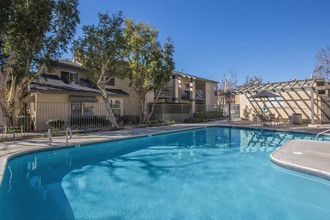 Mountain Creek Apartments in Corona, CA - Foto de edificio - Building Photo