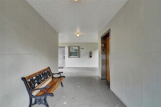 9440 Poinciana Pl in Davie, FL - Foto de edificio - Building Photo