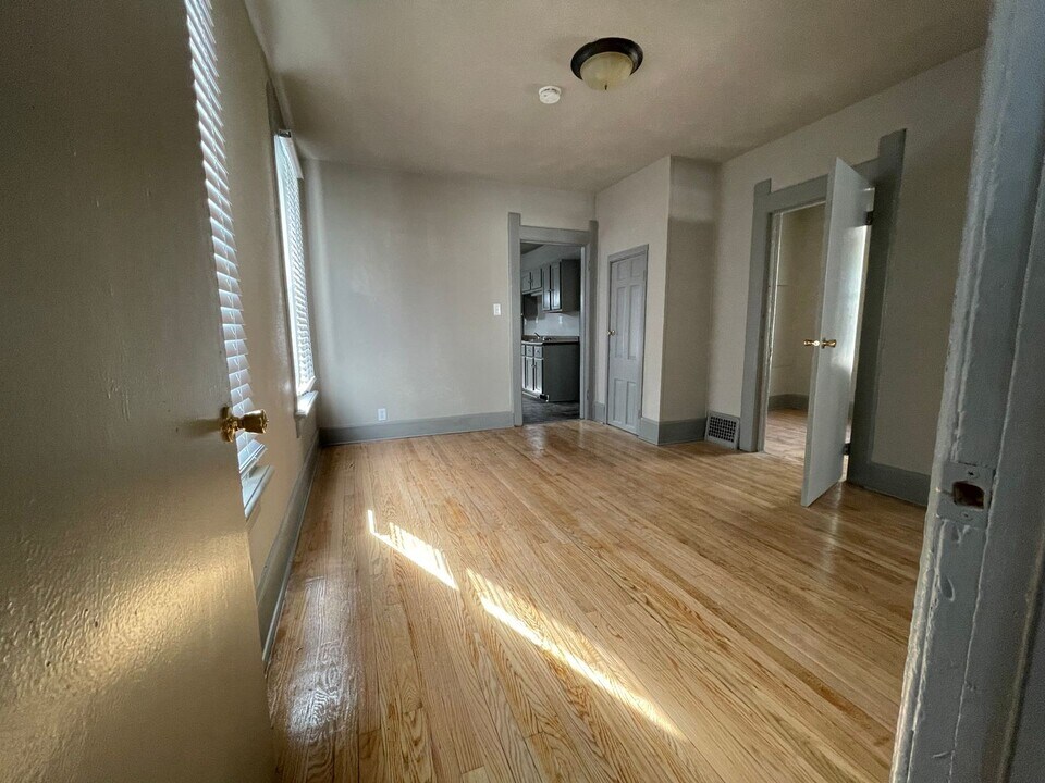 2465-A N 9th St in Milwaukee, WI - Building Photo