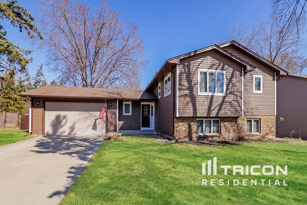 3973 Woodview Dr in Vadnais Heights, MN - Building Photo